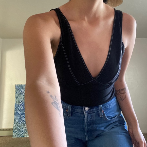 V-neck Bodysuit - Picture 4 of 4